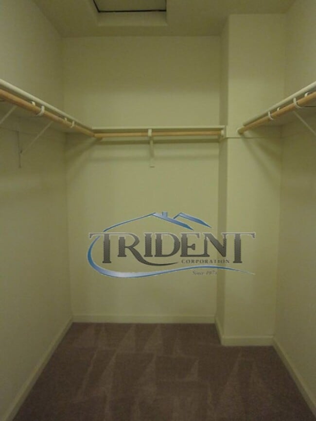 Building Photo - 3 bedroom, 2 1/2 bath halfplex/townhouse