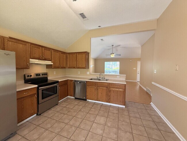 Foto del edificio - "Charming 3-Bedroom Lakeland Home with Cozy Fireplace & Gleaming Hardwood Floors!"