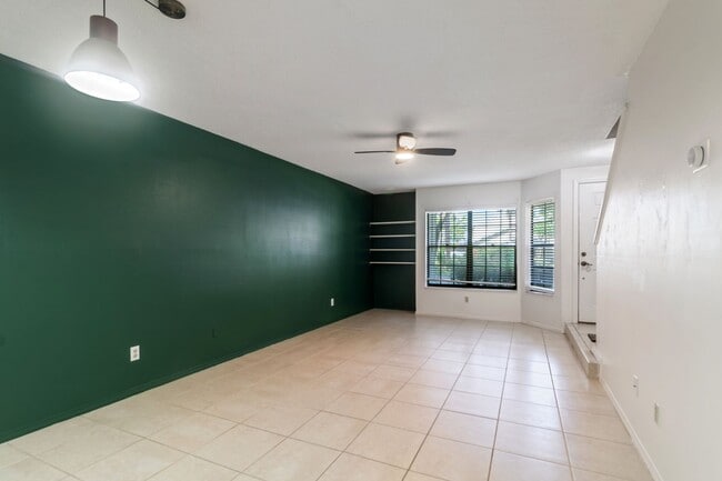 Building Photo - Tampa Palms 2 bed / 2.5 Bath Townhome for ...