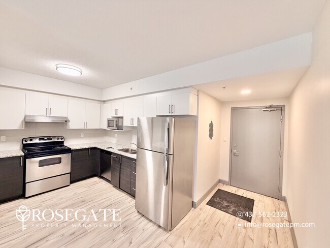 Photo du bâtiment - Modern 2-Bedroom Condo with Balcony in the...