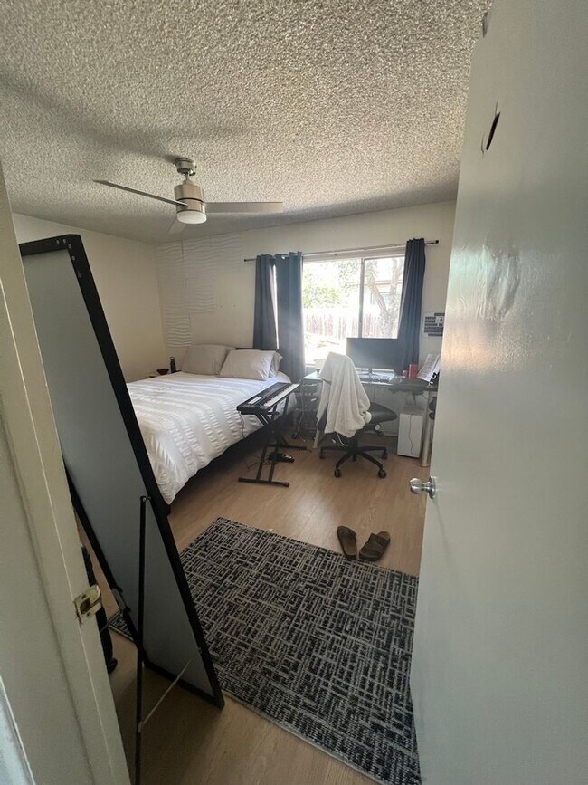 Foto del edificio - 6 Bedroom 3 Bath- Large rooms, AC