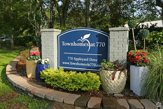 Foto del edificio - Townhomes at 770