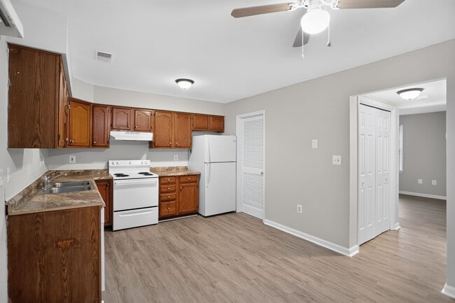 Building Photo - 2 Large Bedroom 2 level Townhouse in Fredericksburg