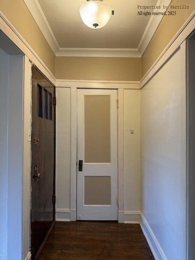 Foyer {1338 West Winona Street, Unit: 3} - 1338 W Winona St