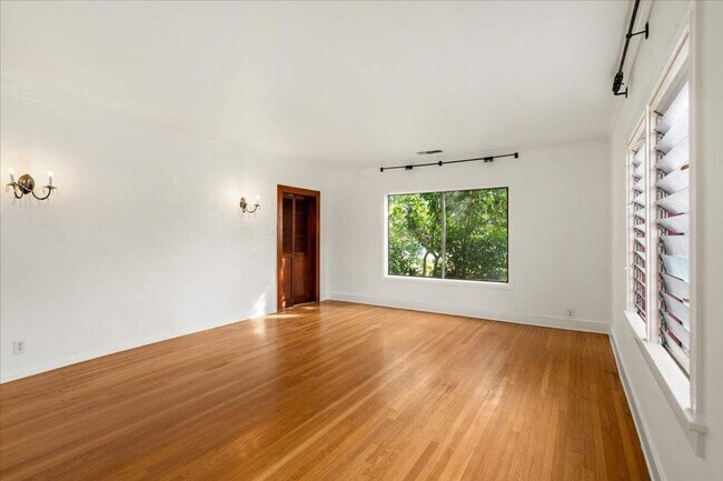 Building Photo - 715 N Harper Ave