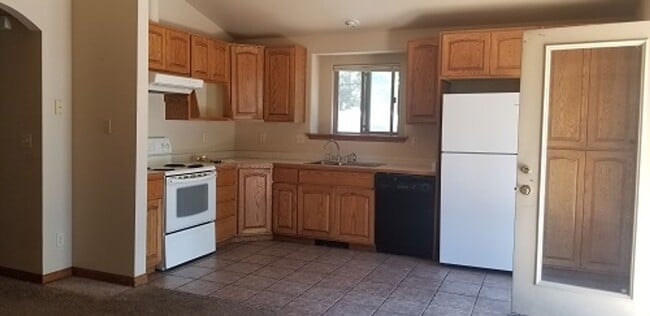 Foto del edificio - Spacious 4 Bed, 2 Bath Home with Finished Basement, Large Deck & Yard Near CSU