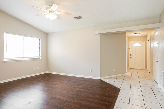 Foto del edificio - 8257 Knotts Landing Dr N