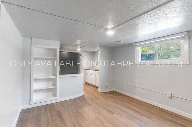Building Photo - 235 400 N