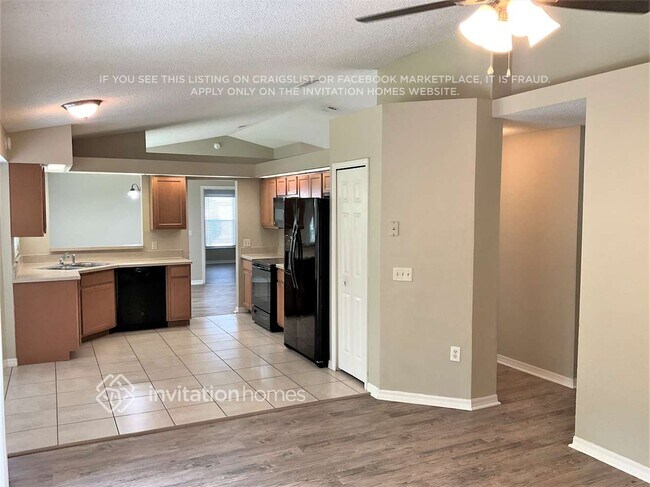 Building Photo - 2174 E Gloria Dr