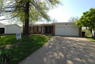 Building Photo - 10 Jenny Lind Dr