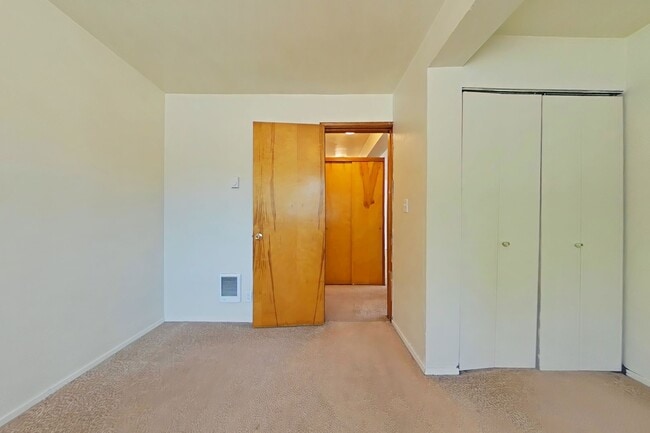 Building Photo - 2 Bedroom Apartment ~ Close to Campus ~ Ca...