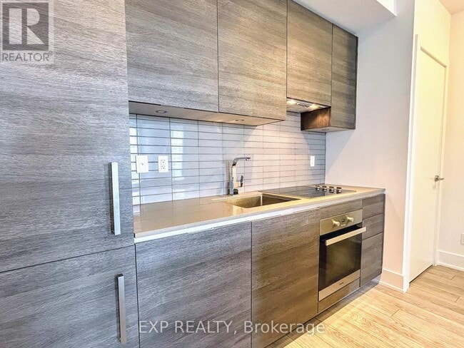 Building Photo - 200 Bloor St W