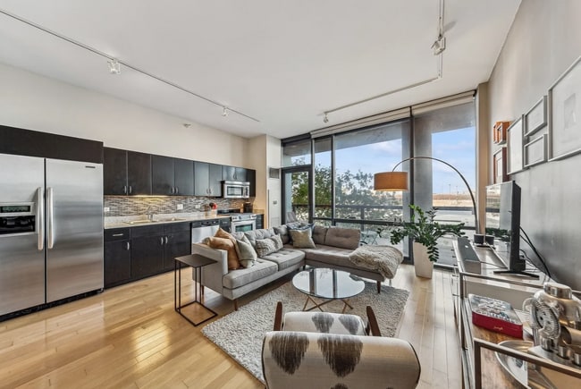 Building Photo - 860 W Blackhawk St