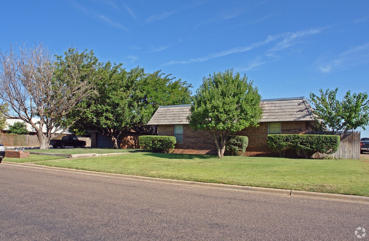 2816 Edgemere Dr, Plainview, TX 79072 Apartments in Plainview, TX