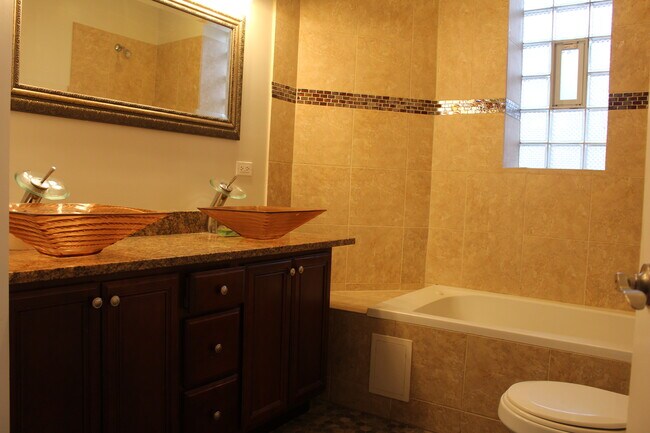 Baño principal en suite completamente nuevo - 4541 s prairie ave