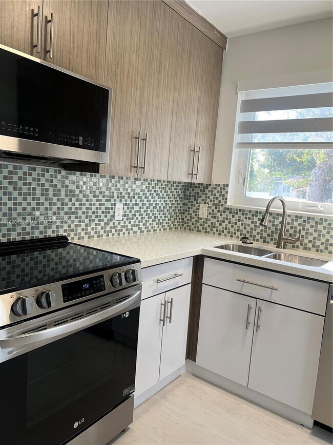 Foto del edificio - 820 SW 11th St