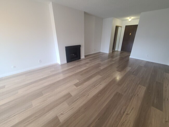 Building Photo - Spacious Condo in Secured Complex w/ Balco...