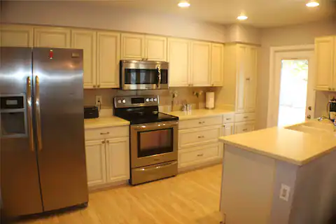 full kitchen - 1933 E Auburn Dr