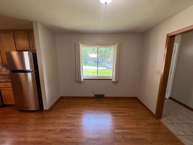 Foto del edificio - Corner Lot Beauty with Basement & Big Back...
