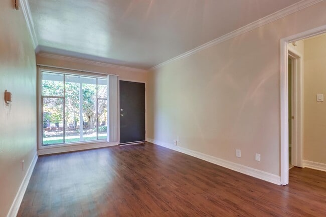 Building Photo - 1 Bed/1 Bath Pacific Beach