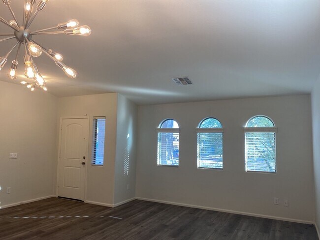 Foto del edificio - Spacious 3-Bedroom + Den Home in San Tan V...