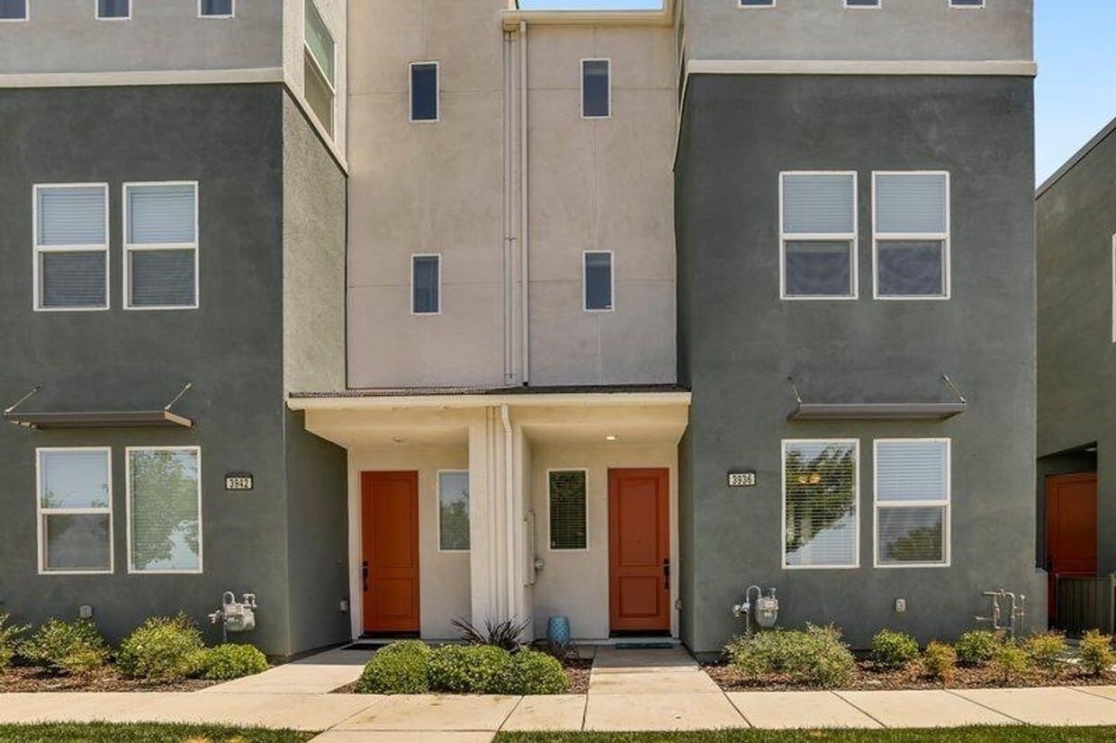 Clean 3 Bedroom 3 Bathroom Sacramento Townhome for Lease. - Clean 3 Bedroom 3 Bathroom Sacramento Townhome for Lease.