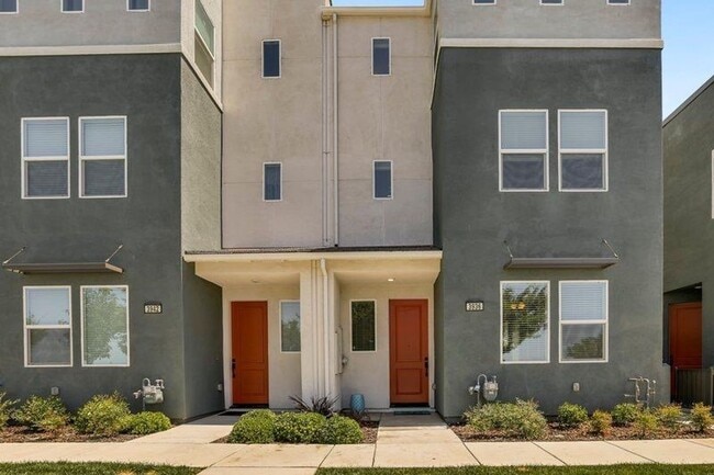 Clean 3 Bedroom 3 Bathroom Sacramento Townhome for Lease. - Clean 3 Bedroom 3 Bathroom Sacramento Townhome for Lease.