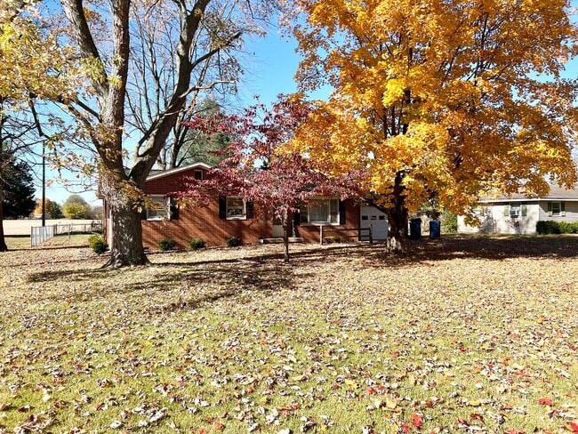 Building Photo - Updated 3 Bedroom, 1.5 Bath Home with Fenced Yard & Attached Garage!