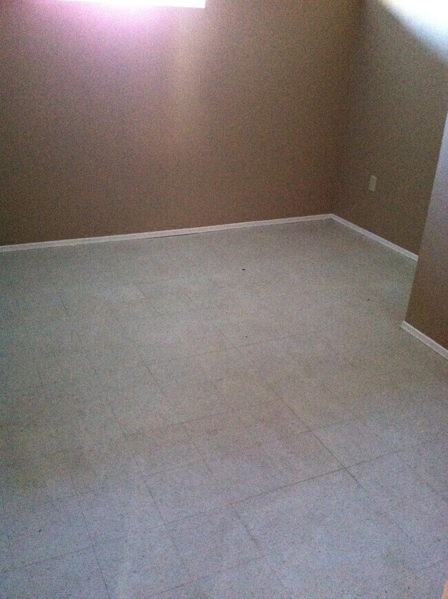 Building Photo - Looking For A Bigger Place... CALL US!