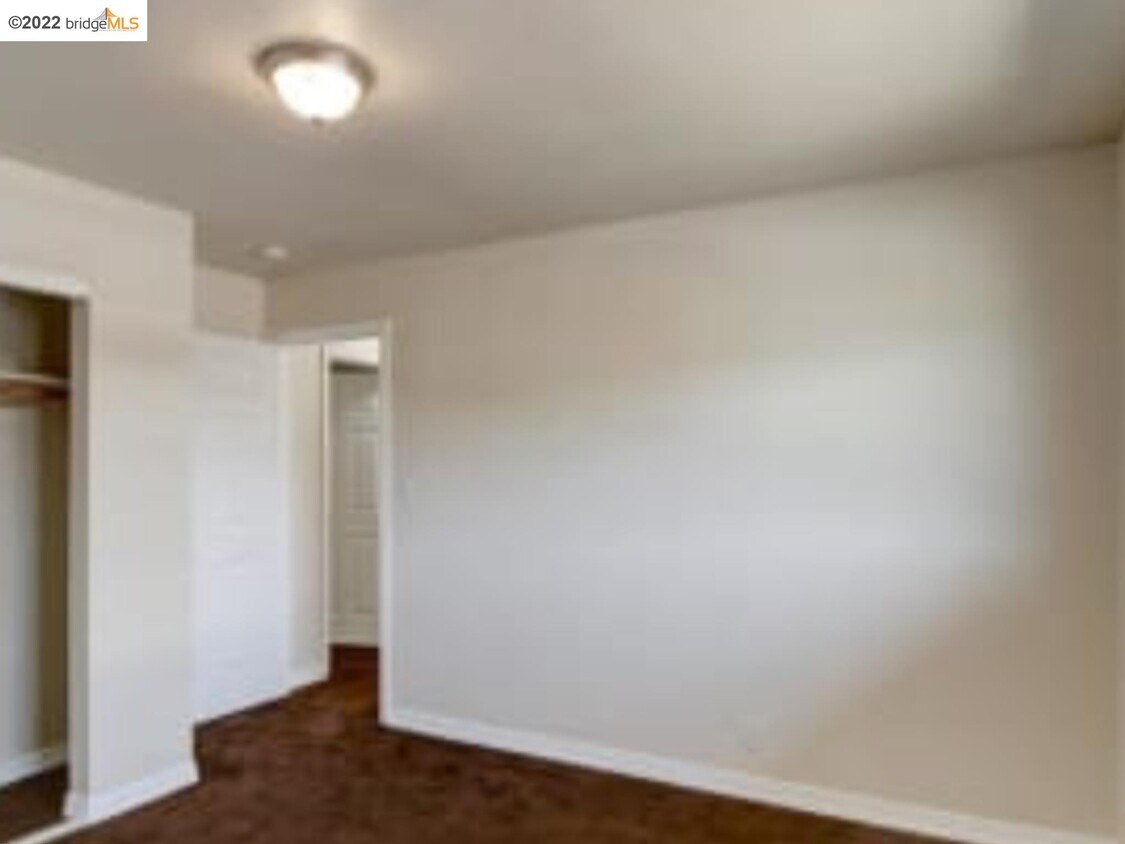 Foto del edificio - 9226 Bancroft Ave