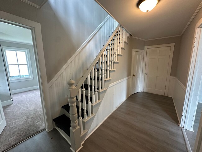 Building Photo - Spacious 3 Bedroom Home with Bonus Rooms & Pantry
