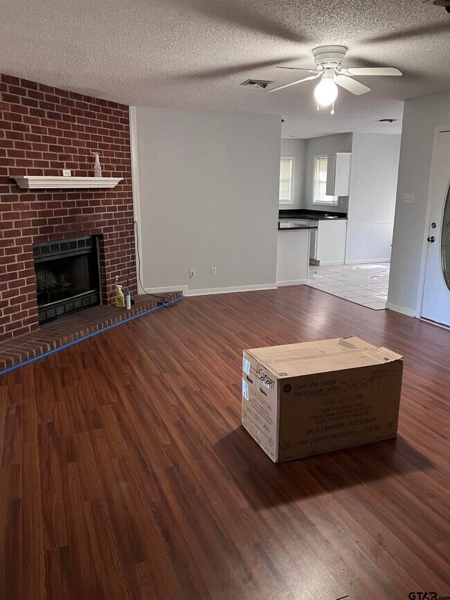 Building Photo - 10387 Creek Bend Dr