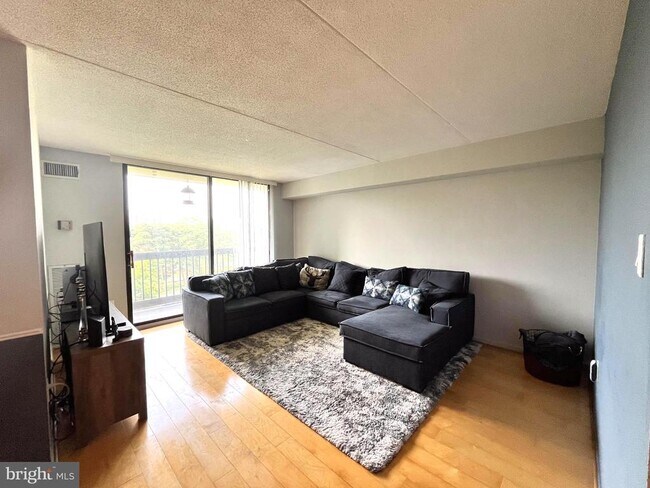 Foto del edificio - 6300 Stevenson Ave