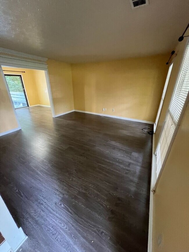 Foto del edificio - NOW AVAILABLE!!! Beautiful Townhome with M...
