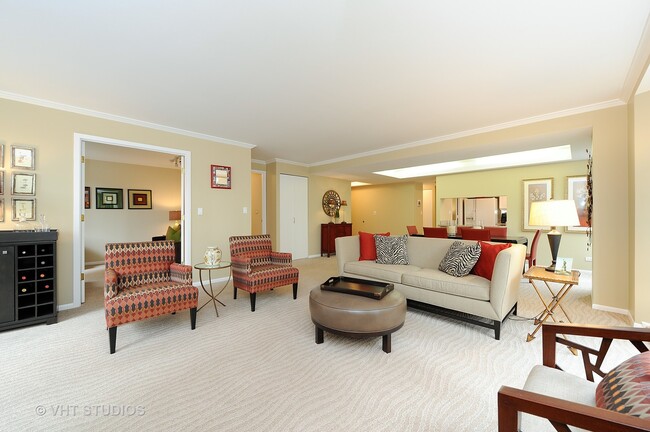 Building Photo - 40 E Delaware Pl