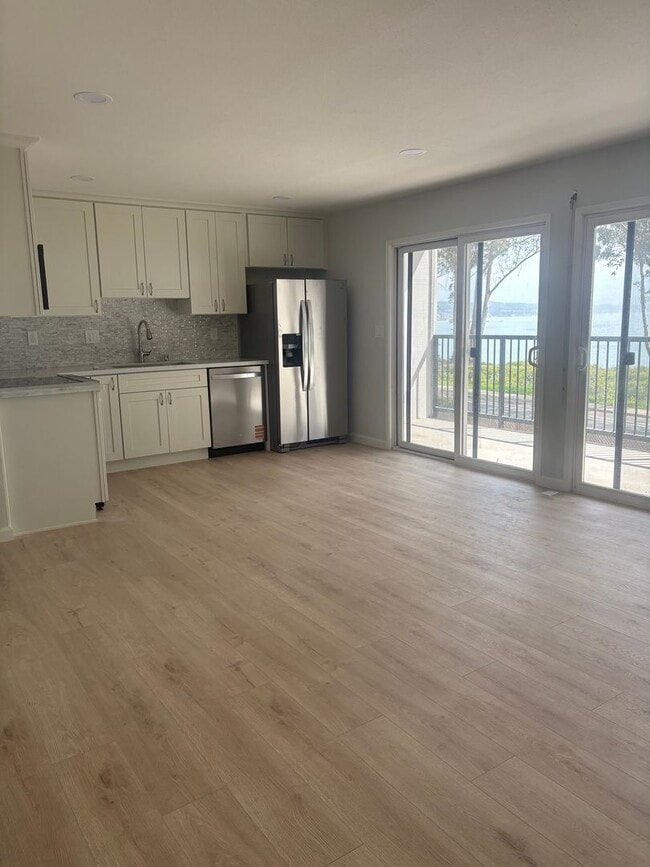 Foto del edificio - Remodeled Coastal Condo with Panoramic Ocean Views – One Block from New Brighton Beach