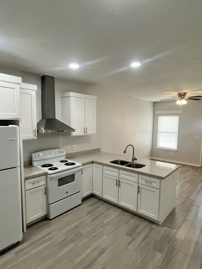 Building Photo - 1810 Atrium Pl Dr