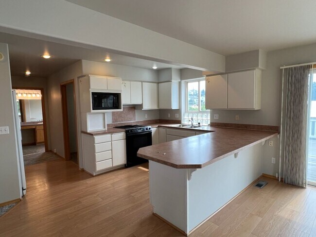 Building Photo - Spacious 2 bed/1 bath with Water/Sewer/Ele...