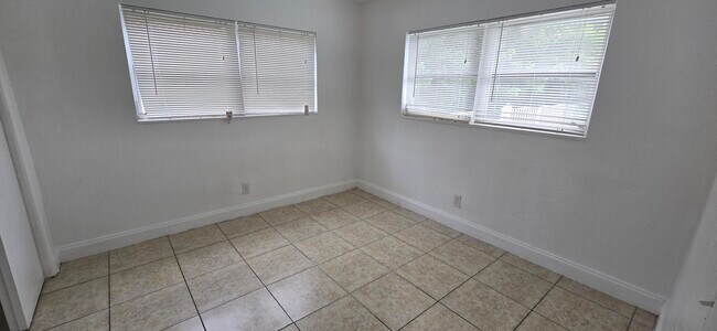 Foto del edificio - 4011 Woodside Dr