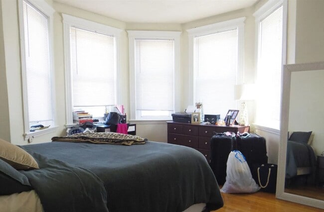 Building Photo - 104 Warren St