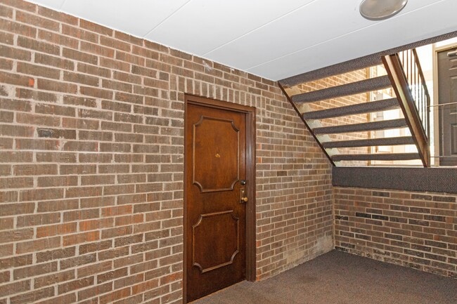Building Photo - 138 E Bailey Rd