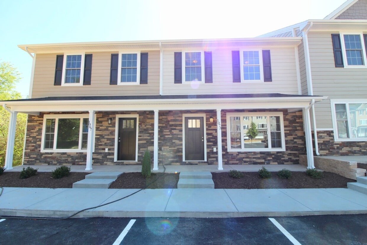 Primary Photo - Stylish and Spacious Townhome Near Sentara...