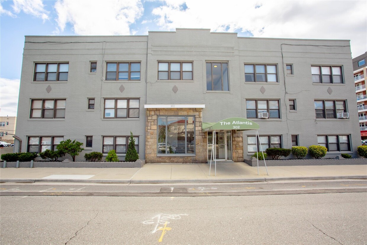 Foto principal - 302 E Broadway