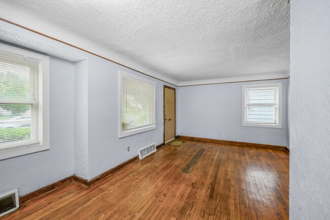 Building Photo - 20411 Mendota St