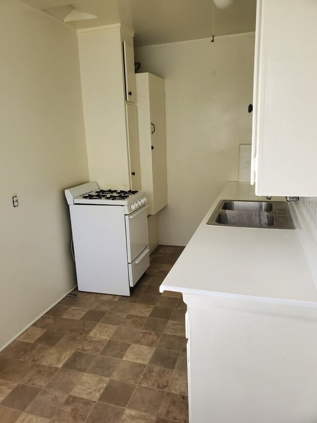 kitchen - 4314 Overland Ave
