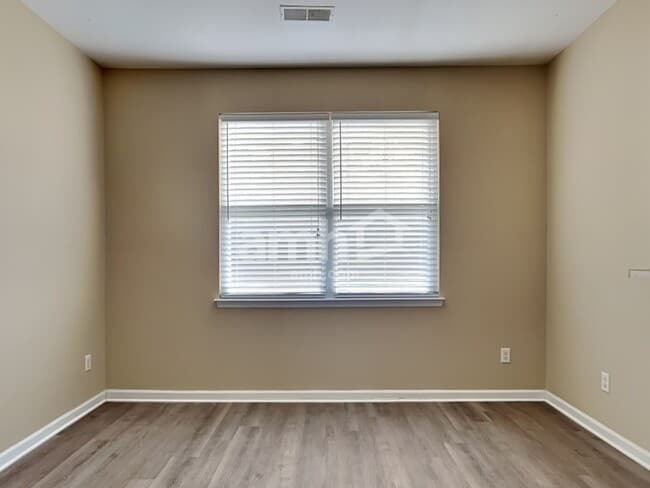 Building Photo - 250 Westbrooke Rd