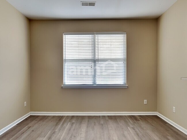 Foto del edificio - 250 Westbrooke Rd