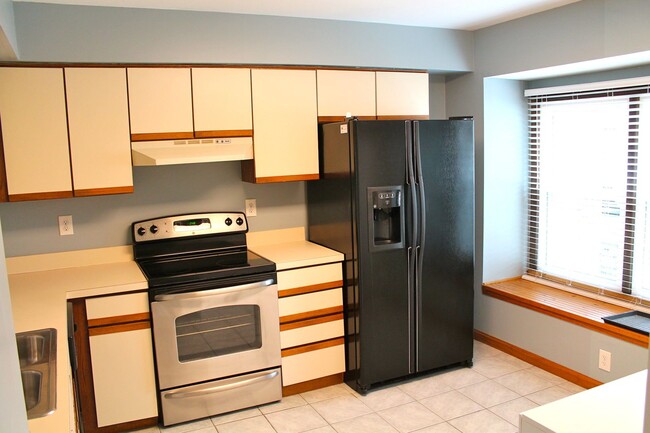 Building Photo - 2BR/2.5BA Townhouse in Great Neck!