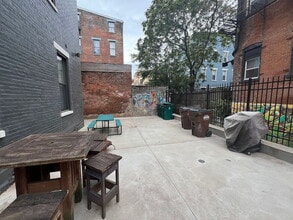 Building Photo - 526 E 12th St