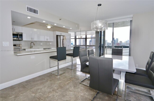 Foto del edificio - 19101 NE 36th Ct